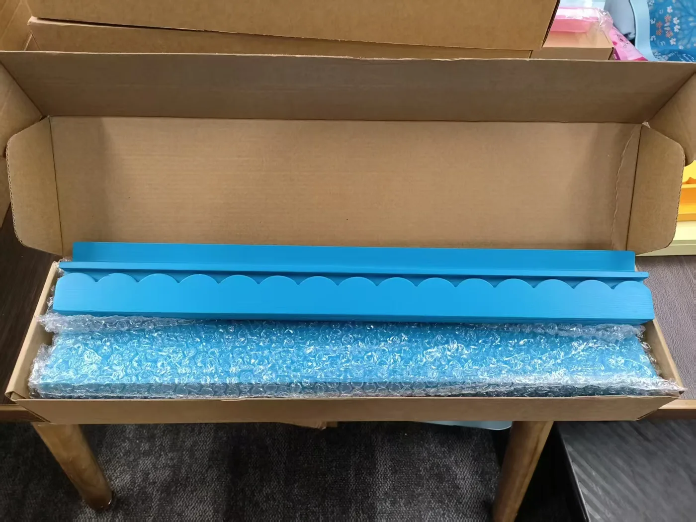 American Mahjong 20 Inch Scalloped Wood Rack and P detail