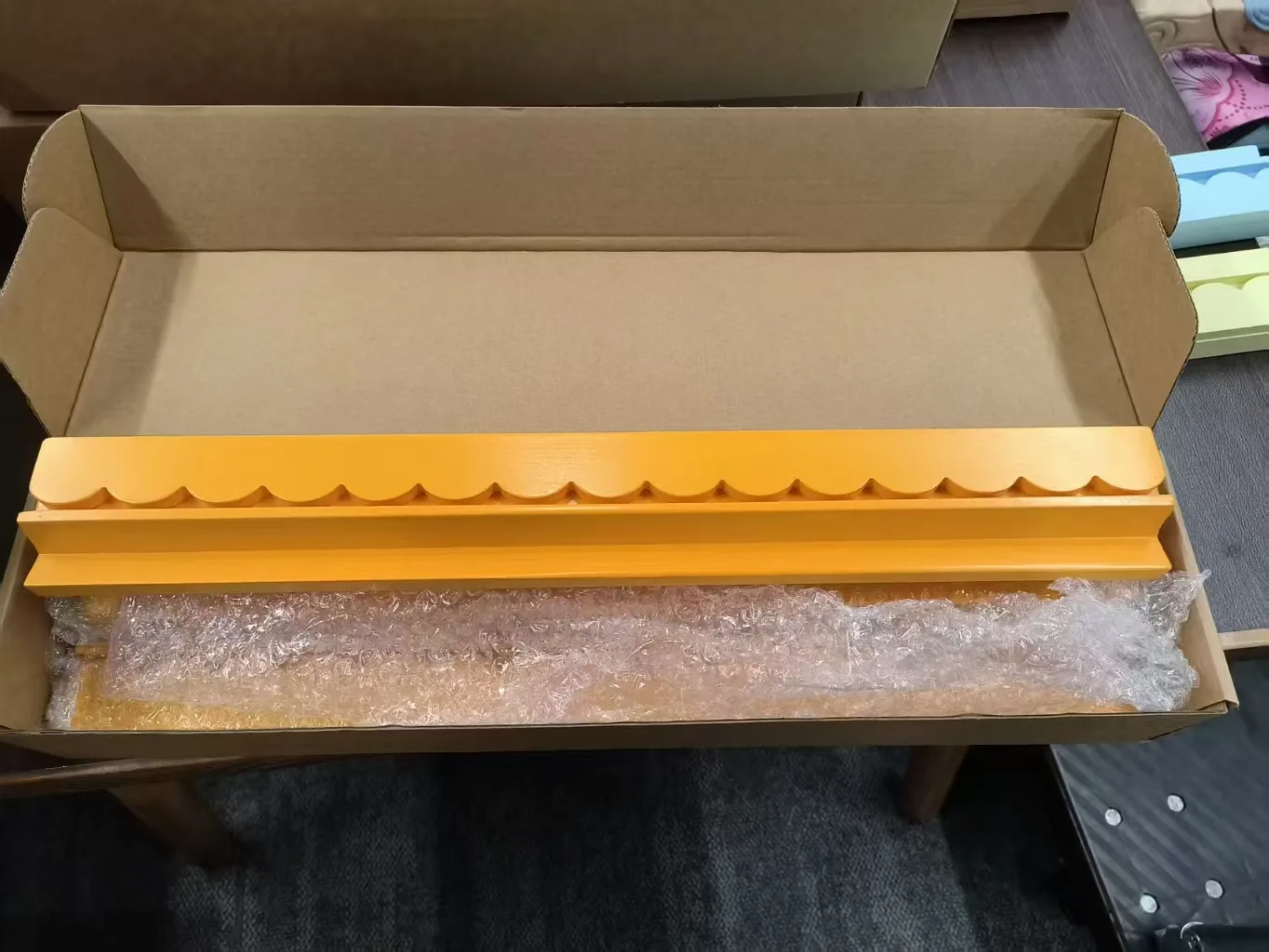 American Mahjong 20 Inch Scalloped Wood Rack and P detail