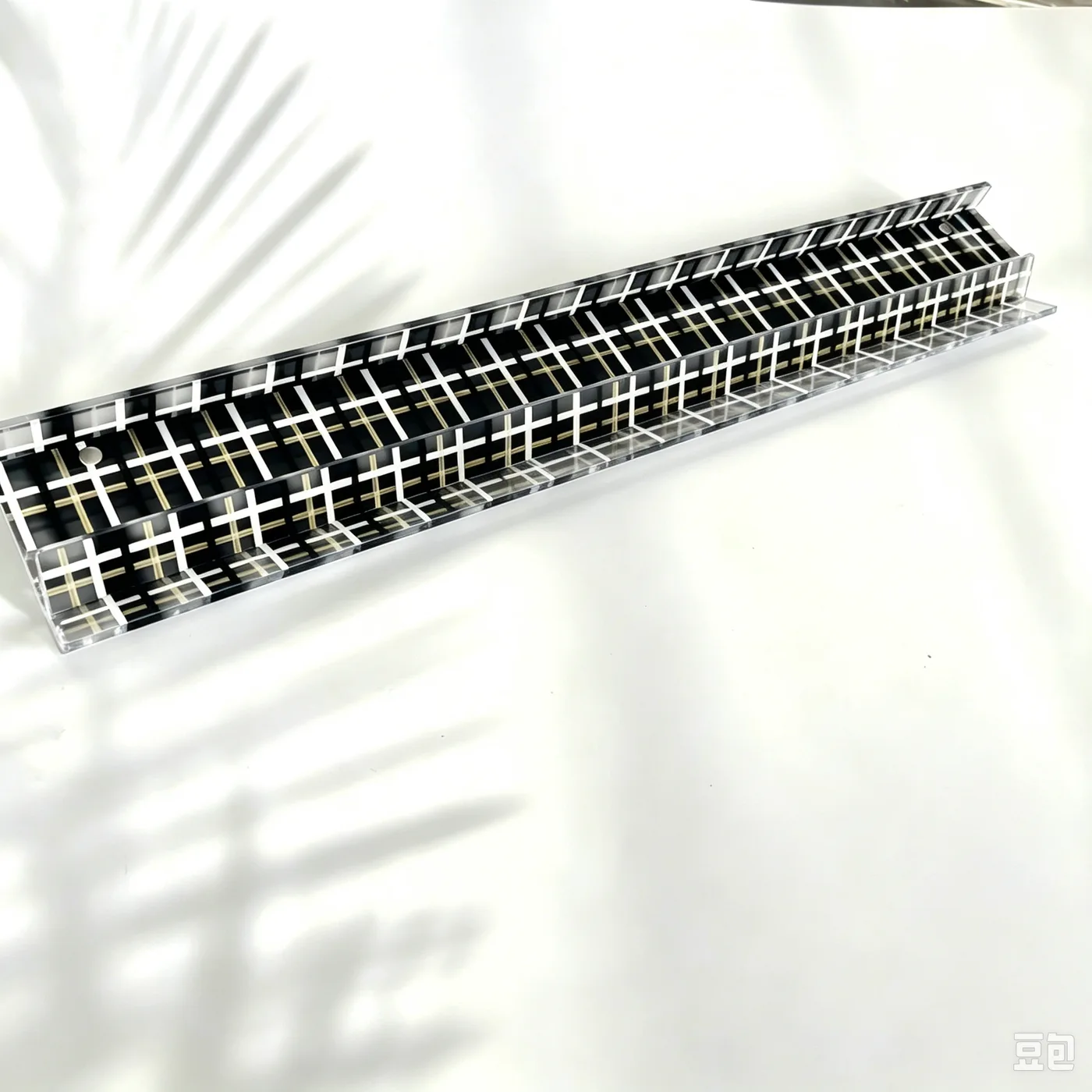 Custom Luxury Black White Check Acrylic Mahjong Card Stand U-Shaped Straight Edge Design Eco-Friendly Durable Desktop Wholesale