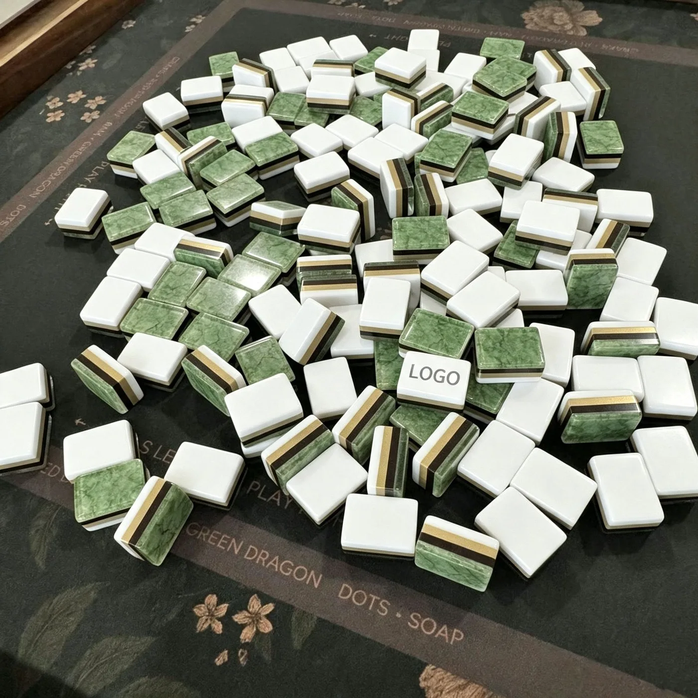 Premium Three-Layer Acrylic US Mahjong Set Emerald Green Marble Grain Golden Trim 160 Tiles Customizable Logo Holiday Gift