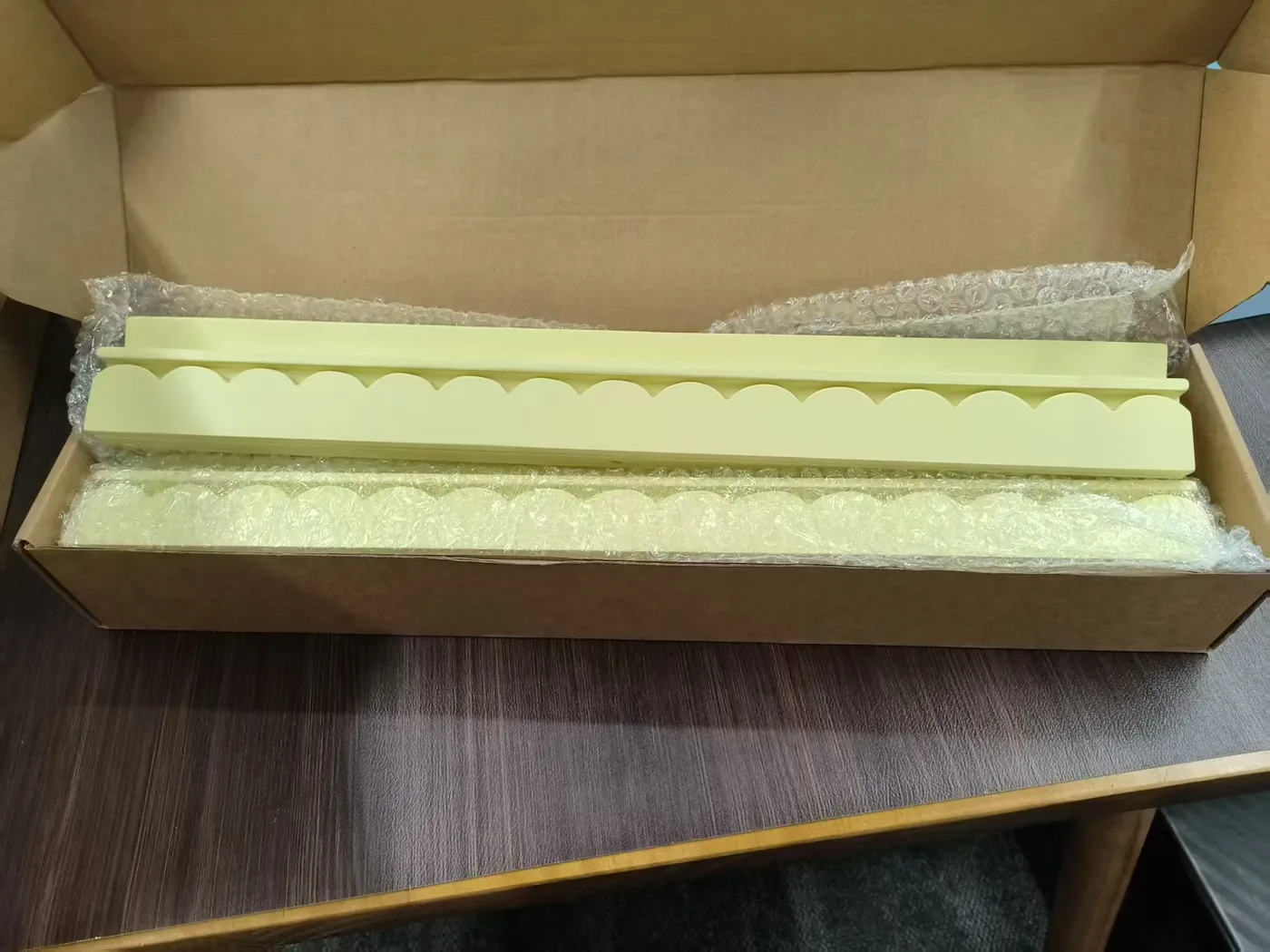 American Mahjong 20 Inch Scalloped Wood Rack and P detail
