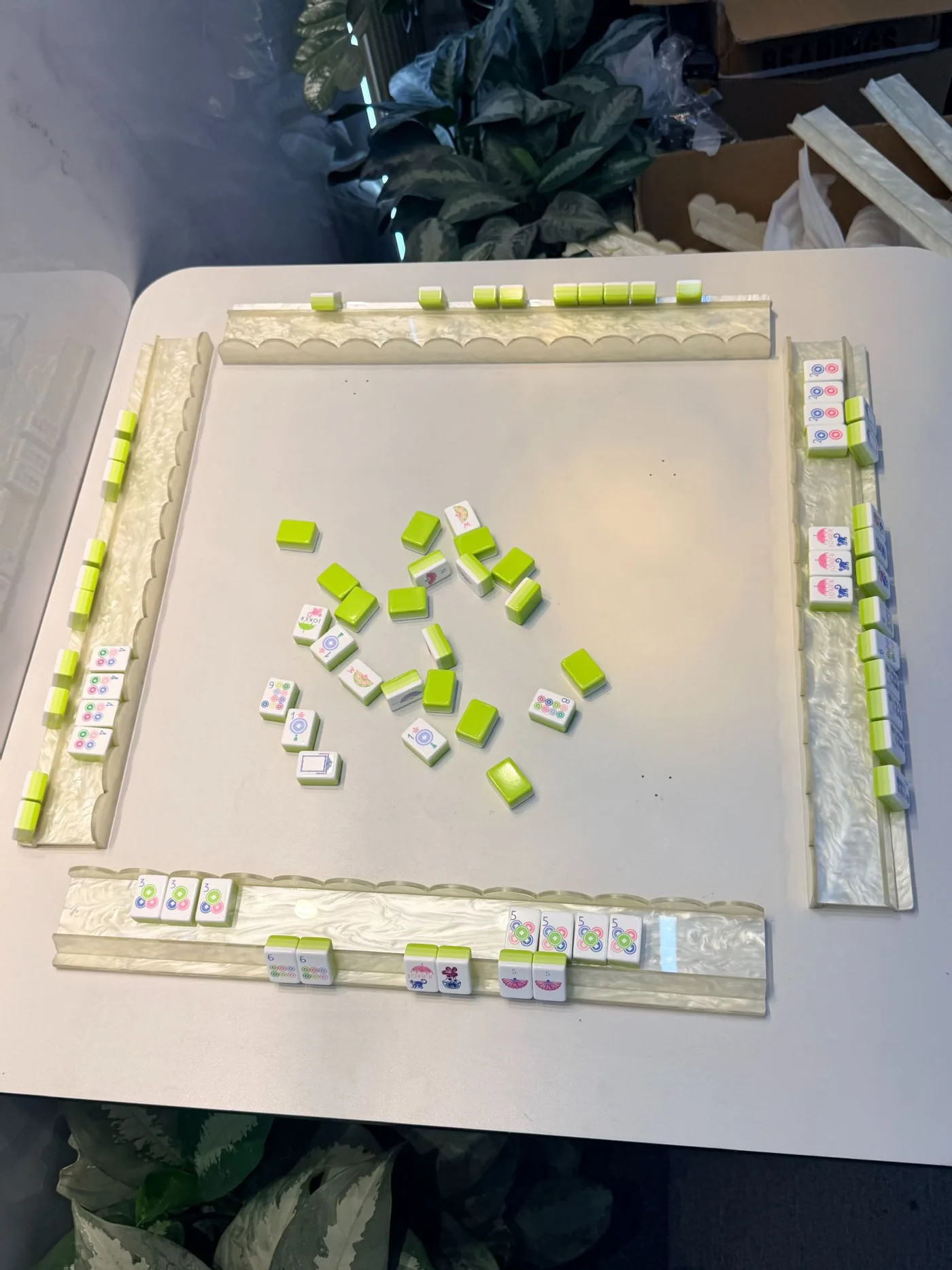 Modern Luxury Portable Pearl Acrylic Mahjong Racks detail