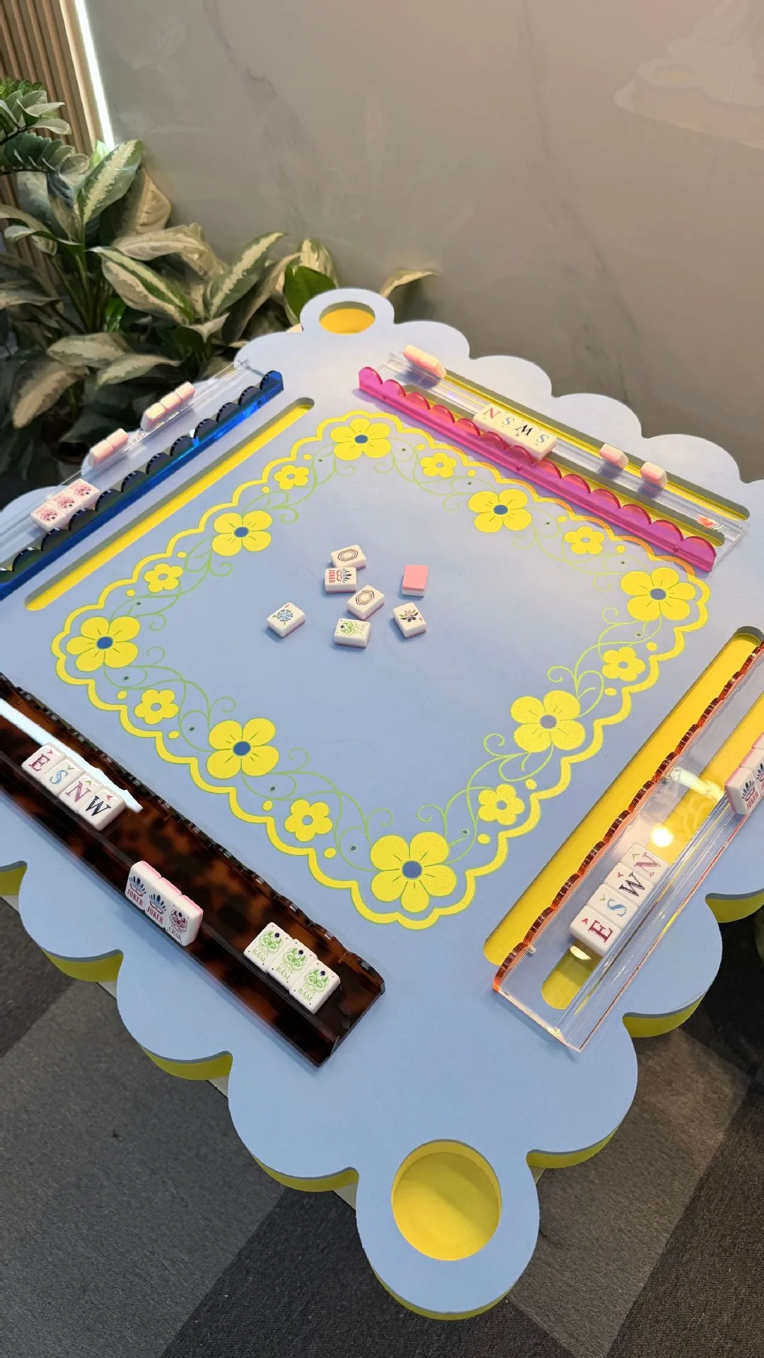 20 Inch Acrylic Modern Scalloped Mahjong Racks wit detail