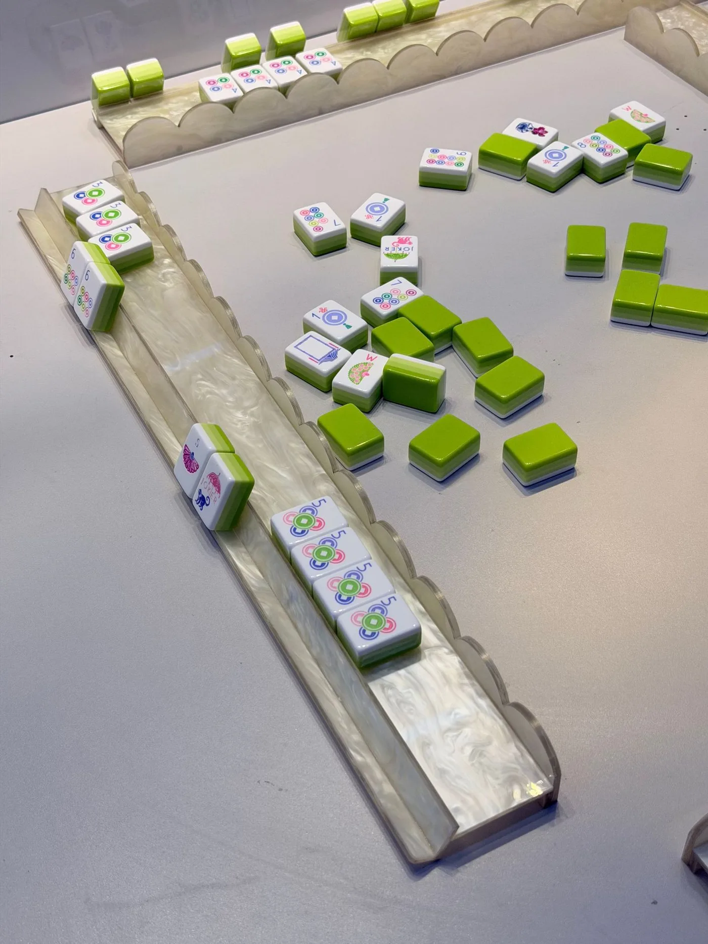 Modern Luxury Portable Pearl Acrylic Mahjong Racks detail